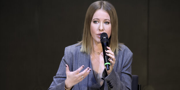 Ksenia Sobtschak bei ihrer Pressekonferenz am Dienstag in Moskau Ksenia Sobtschak bei ihrer Pressekonferenz am Dienstag in Moskau