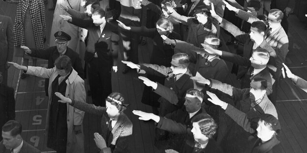 Viele Leute zeigen den Hitlergruß Viele Leute zeigen den Hitlergruß