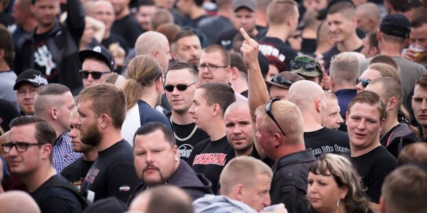 Viele Neonazis eng gedrängt Viele Neonazis eng gedrängt