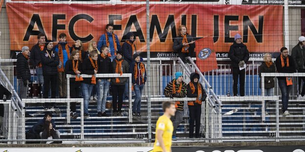 Fans auf einer Tribüne Fans auf einer Tribüne