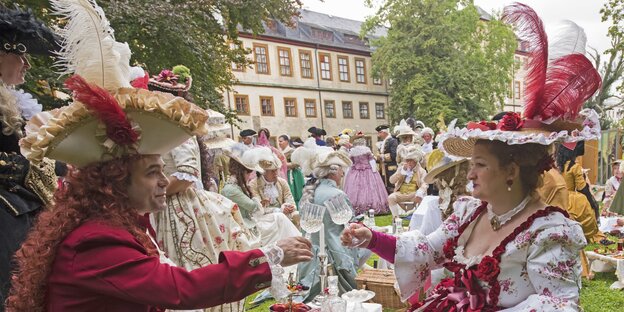 Leute in Barock-Kostümen Leute in Barock-Kostümen
