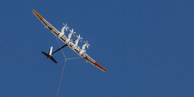 Ein Flugzeug mit Windräder wird von einer Leine gehalten Ein Flugzeug mit Windräder wird von einer Leine gehalten