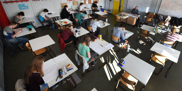 Schülerinnen und Schüler in einer Prüfungssituation Schülerinnen und Schüler in einer Prüfungssituation