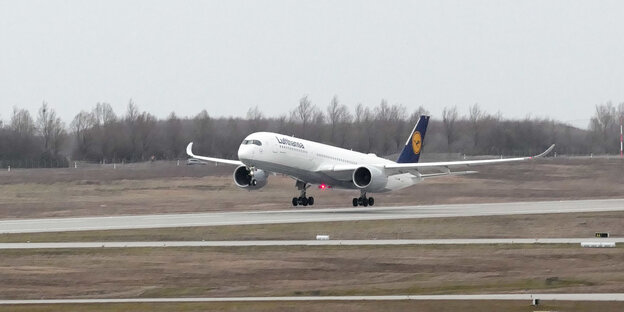 Startendes Flugzeug am Flughafen Leipzig-Halle.