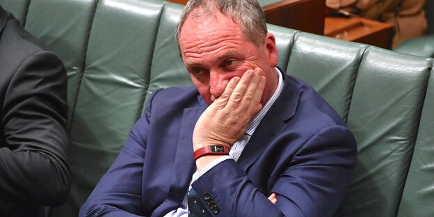 Ein Mann fasst sich besorgt an den Mund. Es ist Vize-Ministerpräsident Barnaby Joyce Ein Mann fasst sich besorgt an den Mund. Es ist Vize-Ministerpräsident Barnaby Joyce