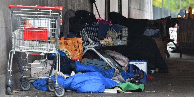 Obdachlose haben sich provisorische Zelte gebaut und leben im Tiergarten Obdachlose haben sich provisorische Zelte gebaut und leben im Tiergarten