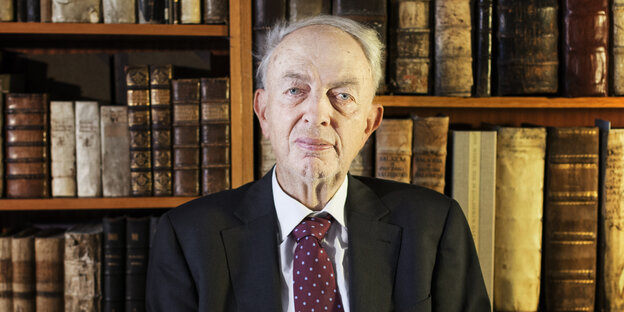 Professor Peter Berger vor einem Bücherregal Professor Peter Berger vor einem Bücherregal
