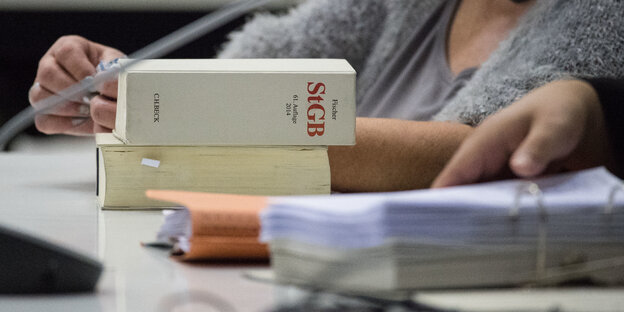 Bücher und Akten auf einem Tisch Bücher und Akten auf einem Tisch