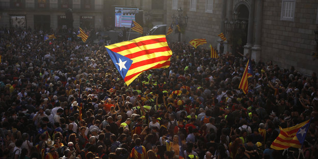 Demonstration mit sehr großer katalonischer Flagge