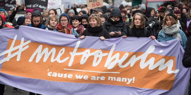 Fronttransparent einer Demo mit der Aufschrift „#metooberlin“