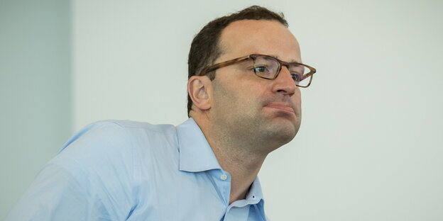 Jens Spahn schiebt die Unterlippe nach vorn Jens Spahn schiebt die Unterlippe nach vorn