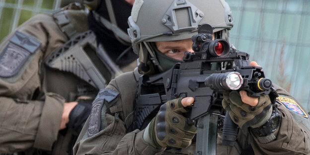 Ein Polizist mit einem Sturmgewehr Ein Polizist mit einem Sturmgewehr