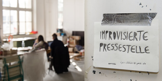 Ein Raumschild mit der Aufschrift „improvisierte Pressestelle“ Ein Raumschild mit der Aufschrift „improvisierte Pressestelle“