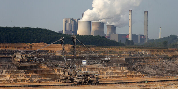Tagebau mit Bagger und Kraftwerk Tagebau mit Bagger und Kraftwerk