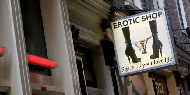 Schild an Hauswand mit der Aufschrift "Erotic Shop - Spice up your Life" Schild an Hauswand mit der Aufschrift "Erotic Shop - Spice up your Life"