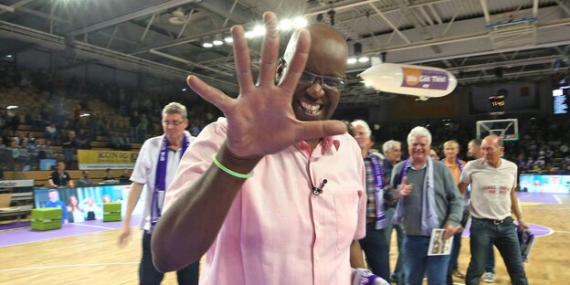 Wilbert Olinde in einer Sporthalle, hält seine Handfläche in Richtung Kamera Wilbert Olinde in einer Sporthalle, hält seine Handfläche in Richtung Kamera