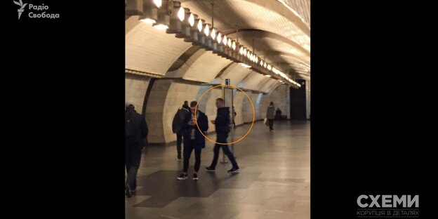 Handyfoto in der UBahn, ein Verfolger ist eingekreist