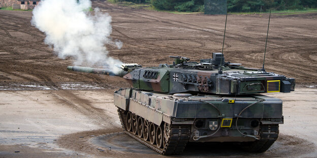 Rauch kommt aus dem Rohr eines Leopard-Panzers Rauch kommt aus dem Rohr eines Leopard-Panzers