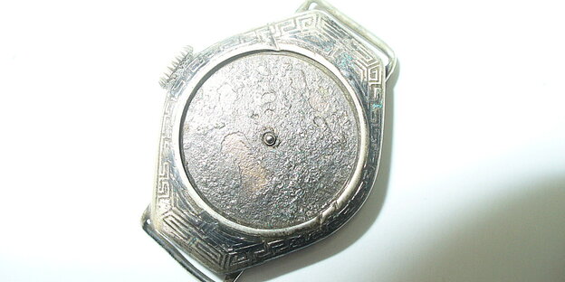 eine silberne Armbanduhr ohne Ziffernblatt eine silberne Armbanduhr ohne Ziffernblatt