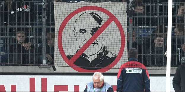 an einem Zaun im Stadion hängt ein Verbotsschild mit dem Konterfei Martin Kinds an einem Zaun im Stadion hängt ein Verbotsschild mit dem Konterfei Martin Kinds