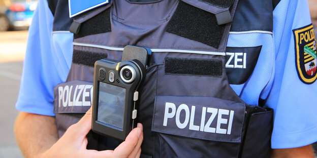 Oberkörper eines Polizisten mit Bodycam. Oberkörper eines Polizisten mit Bodycam.
