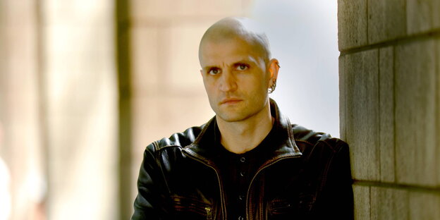 China Miéville mit ernstem Blick und schwarzer Lederjacke