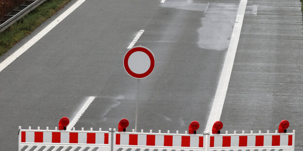 eine gesperrte Autobahn eine gesperrte Autobahn