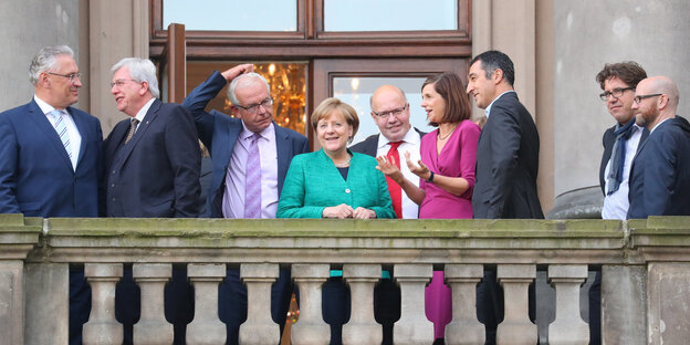 Politiker von Union, Grünen und FDP stehen auf einem Balkon Politiker von Union, Grünen und FDP stehen auf einem Balkon