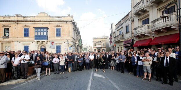Menschen stehen in Malta anlässlich der Trauerfeier für Daphne Caruana Galizia auf der Straße Menschen stehen in Malta anlässlich der Trauerfeier für Daphne Caruana Galizia auf der Straße