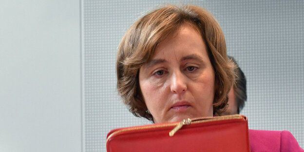 Beatrix von Storch guckt verständnislos auf ein rotverhülltes Ipad Beatrix von Storch guckt verständnislos auf ein rotverhülltes Ipad