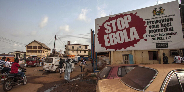 Ein Schild am Rande einer Straße wirbt für Ebola-Prävention Ein Schild am Rande einer Straße wirbt für Ebola-Prävention