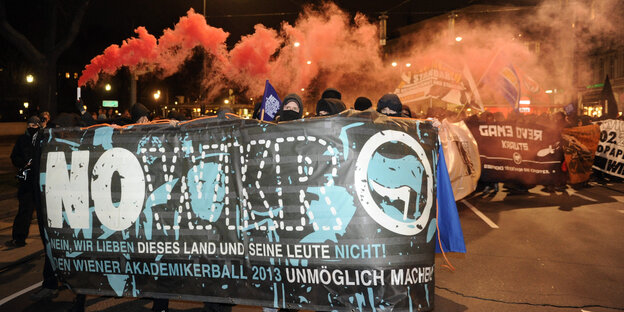 Demonstranten tragen ein Transparent mit Aufschrift „NO WKR“ Demonstranten tragen ein Transparent mit Aufschrift „NO WKR“