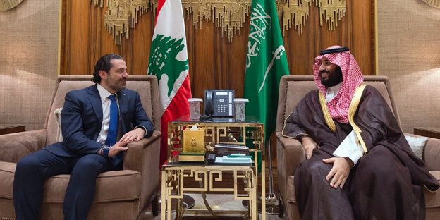 Der saudische Kronprinz und Saad Hariri sitzen nebeneinander Der saudische Kronprinz und Saad Hariri sitzen nebeneinander