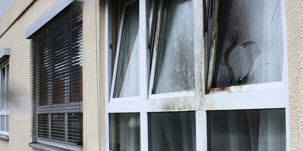 Ein eingeschlagenes Fenster mit Rußspuren Ein eingeschlagenes Fenster mit Rußspuren