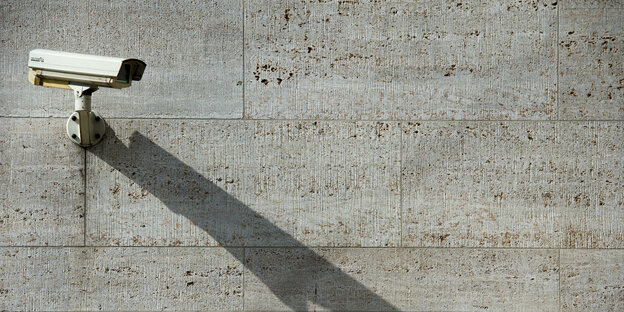 Überwachungskamera an einer Betonwand Überwachungskamera an einer Betonwand