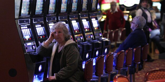 Frau in einer Spielhalle