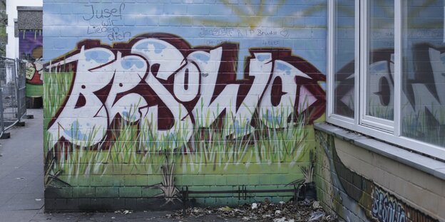 Ein buntes Graffiti an einer Wand Ein buntes Graffiti an einer Wand