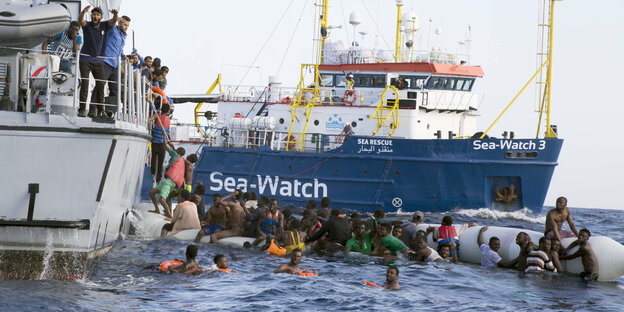 Mehrere Boote, Menschen im Wasser