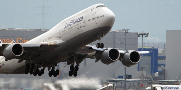 ein startender Jumbojet ein startender Jumbojet