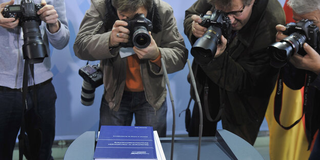 Fotografen fotografieren ein Buch Fotografen fotografieren ein Buch
