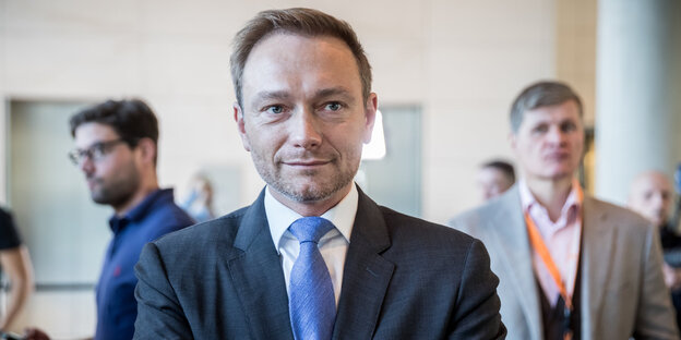 Christian Linder mit müdem Lächeln Christian Linder mit müdem Lächeln