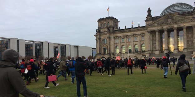 Menschen vor dem Reichstagsgebäude Menschen vor dem Reichstagsgebäude