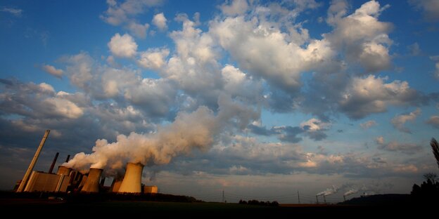 Kraftwerk mit Dampf und schönem bewölkten Himmel