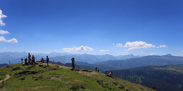 Alpenpanorama, Menschen auf dem Gipfel, weiter Blick auf andere Berge Alpenpanorama, Menschen auf dem Gipfel, weiter Blick auf andere Berge