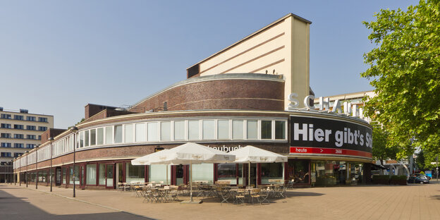Haus im Bauhaus-Stil, drüber steht "Schaubühne" Haus im Bauhaus-Stil, drüber steht "Schaubühne"