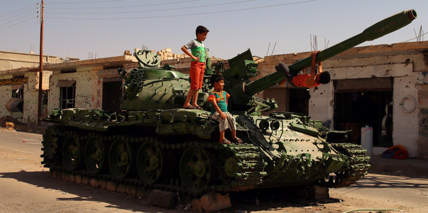 Auf einem Panzer sitzen Kinder Auf einem Panzer sitzen Kinder