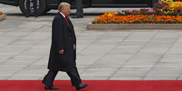 Donald Trump läuft über den roten Teppich, neben ihm kaum zu sehen: Xi Jinping Donald Trump läuft über den roten Teppich, neben ihm kaum zu sehen: Xi Jinping