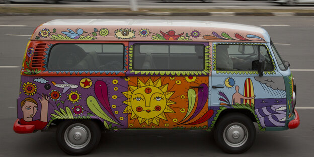 Ein buntangemalter VW-Bus Ein buntangemalter VW-Bus