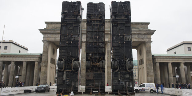 Drei Busse stehen hochkant vor dem Brandenburger Tor