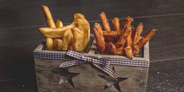 Frau mit einem Teller Süßkartoffelpommes Frau mit einem Teller Süßkartoffelpommes